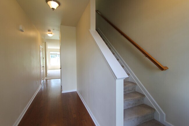 Building Photo - 316 Ross Ct