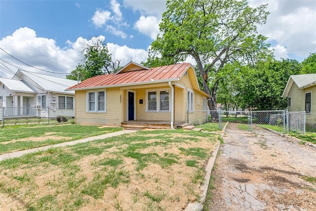 Primary Photo - 2447 E Houston St