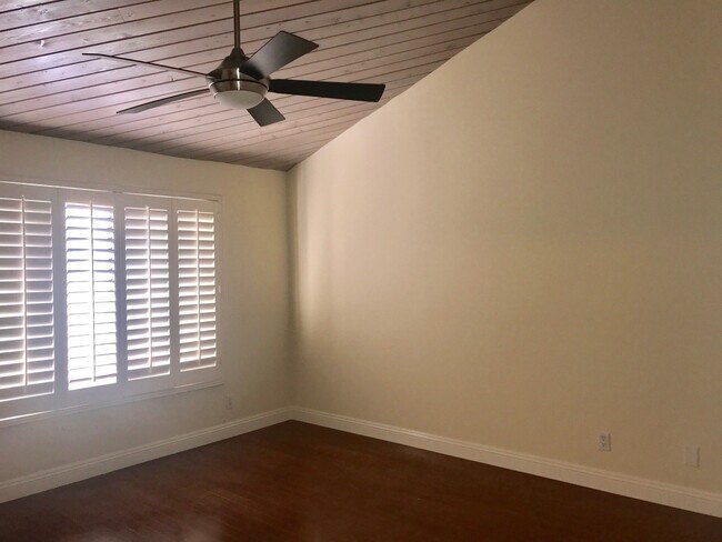 Building Photo - Beautiful and spacious multilevel townhouse in model home condition