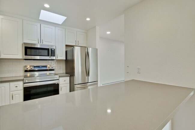 Building Photo - Remodeled 2 Bed 2 Bath Modern Condo with Bonus Loft Area