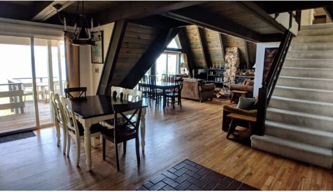 Building Photo - "Million Dollar Views" This home offers br...