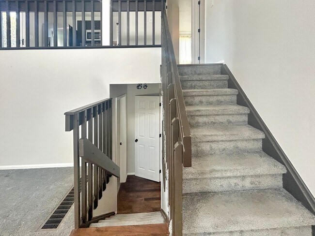 Building Photo - $0 DEPOSIT OPTION. DESIRABLE DAKOTA STATION SPLIT-LEVEL HOME WITH 3 BEDROOMS, 2 BATHS, AND SPACIO...