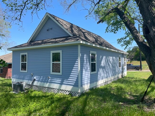 Building Photo - 801 Sabine St