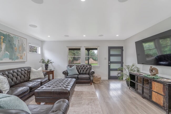 Building Photo - 5656 Donna Ave