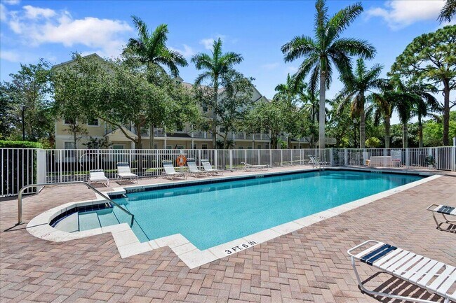 Building Photo - 335 E Thatch Palm Cir