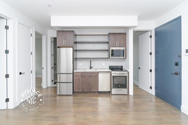 Primary Photo - 644 Lorimer St