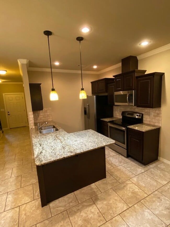 Building Photo - Adorable Home Close to Everything!