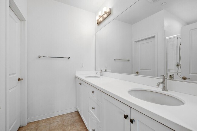 Building Photo - Beautiful 3 Bed, 3 Bath Home in Desirable Portola Springs