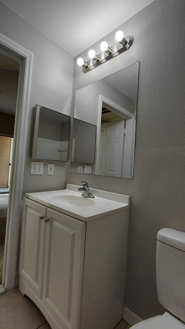 Building Photo - Spacious 3 bedroom, 2 bath Condo located i...