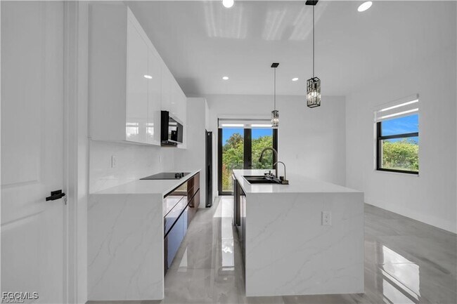 Building Photo - 711 Roma Ave S