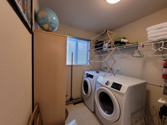 Building Photo - Spacious House, Front & Back Porch! Awbrey Butte Hillside with Mountain Views. Furnished 30-Day Min.