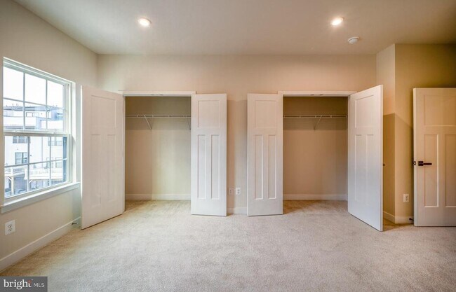 Building Photo - 14064 Sunrise Valley Dr
