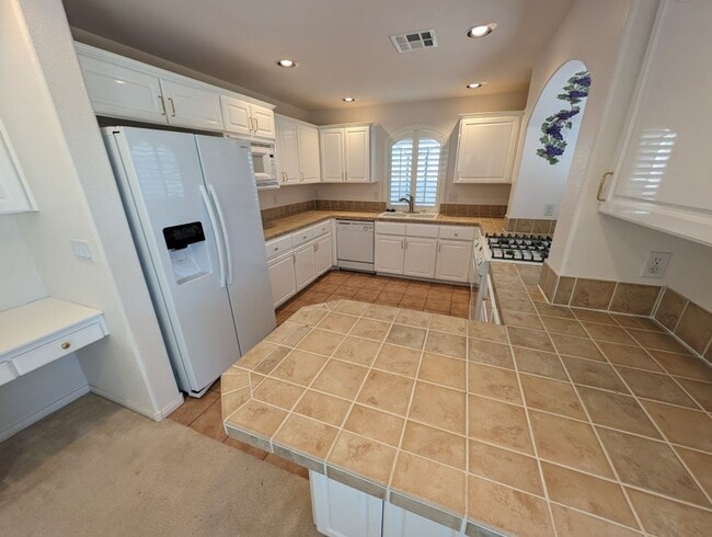 Building Photo - 10900 Royal Highlands St