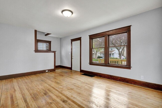 Building Photo - 1136 W Allegan St