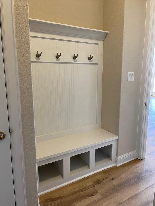 Building Photo - 1220 Highland Ridge Rd