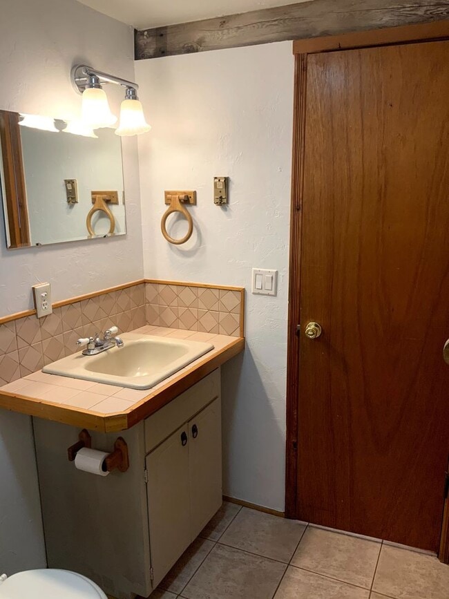 Building Photo - 1 Bedroom House in the Whit