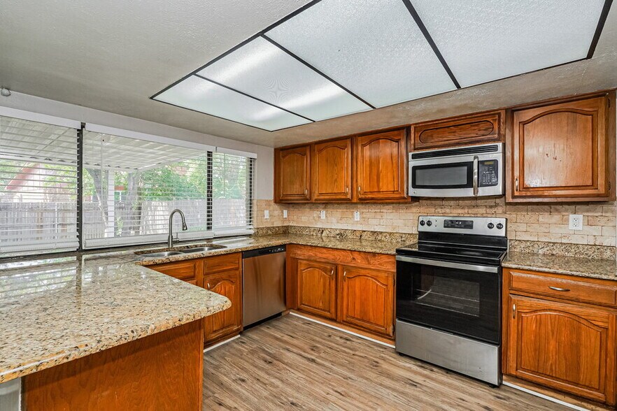 Building Photo - 4141 Yellowleaf Dr