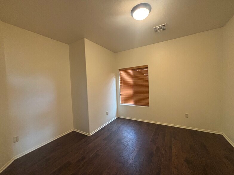Building Photo - 5305 W Olivine Dr