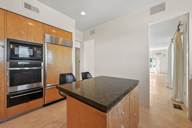 Building Photo - Gorgeous 3 Bed/3 Ba Home Tucked Away in th...