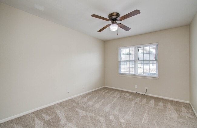 Building Photo - 402 Bendwood Dr