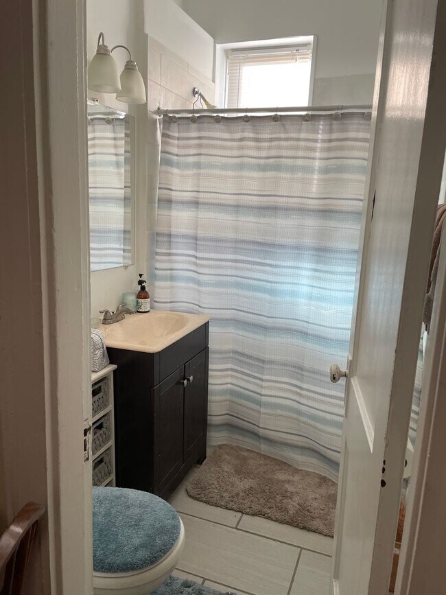 Building Photo - 2BR 1Bth unit. Heat/Hot Water included. Great location!