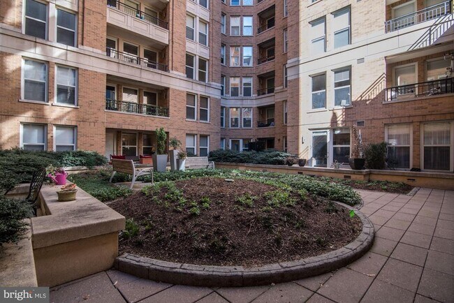 Building Photo - 915 E St NW