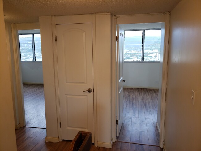 Building Photo - 500 Ala Wai Plaza 3 bedroom 2.5 Bath