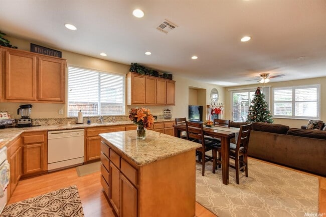 Building Photo - Immaculate Single-Story Home- in Roseville...