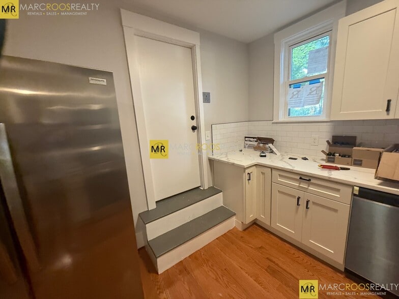 Building Photo - 118 Marginal St