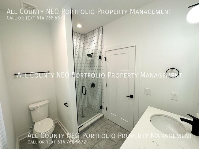 Building Photo - 1053 Oak St