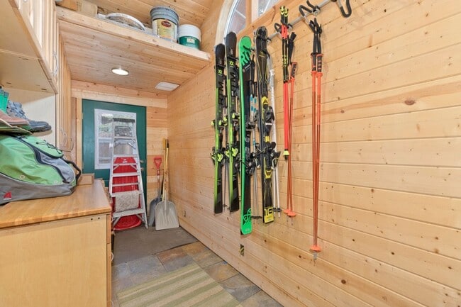 Building Photo - Fully Furnished & Move-In Ready Home – Long-Term Housing Available in Mammoth Lakes