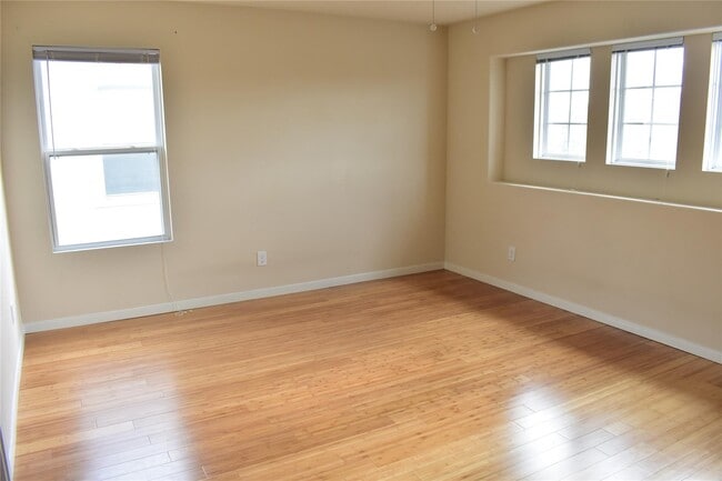 Building Photo - 3610 Barkers Crossing Ave