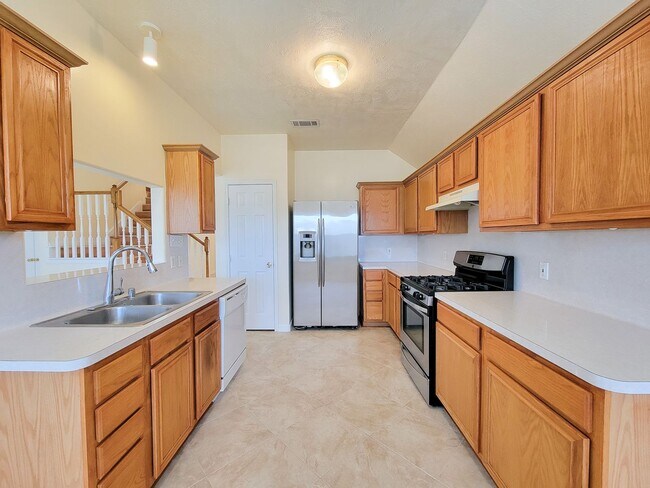 Building Photo - NICE CLEAN HOME. FORMAL LIVING DINING , DEN, BIG KITCHEN WITH BRAKFAST ROOM. TILE FLOOR IN KITCHE...