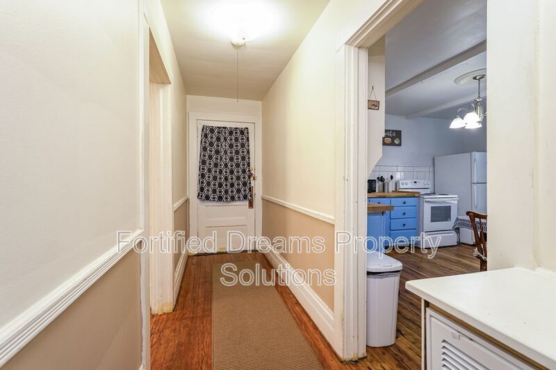 Building Photo - 400 S Spring St