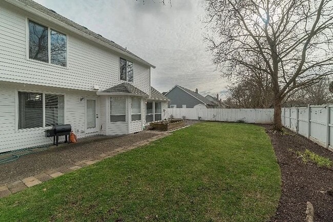 Building Photo - Beautiful Custom Home