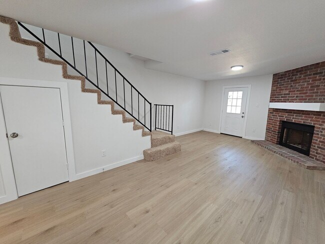 Building Photo - Recently rehabbed. Available now