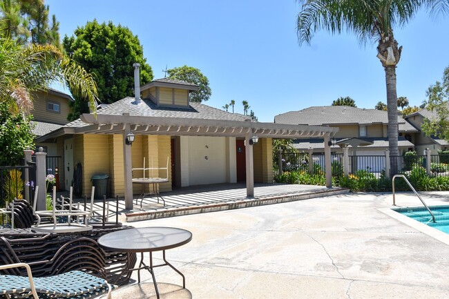 Building Photo - 3 Bedroom 2.5 Bath Hampton Court Condo Nea...