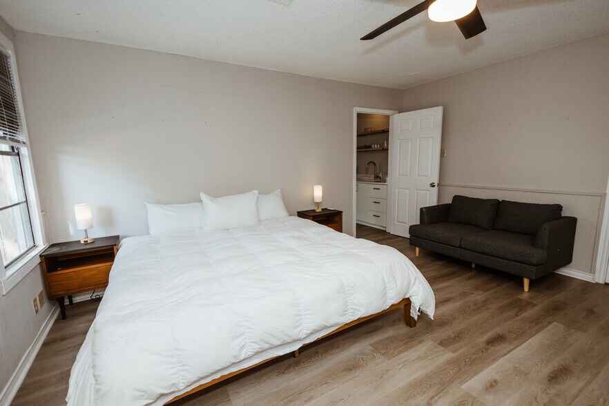 Building Photo - 3625 Maple Ave