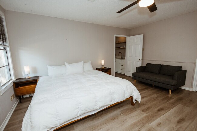 Building Photo - 3625 Maple Ave