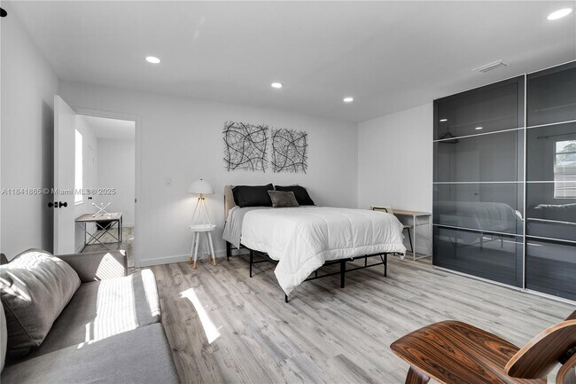 Building Photo - 1510 Normandy Dr