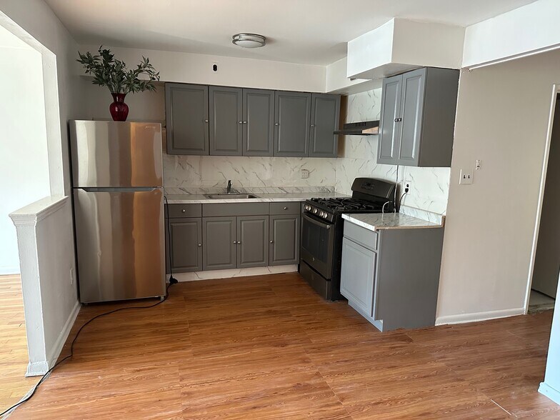 Primary Photo - 715 Saint Lawrence Ave