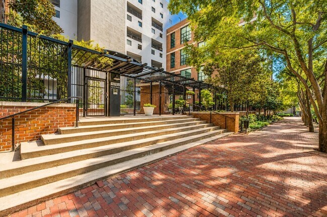 Building Photo - 3110 Thomas Ave