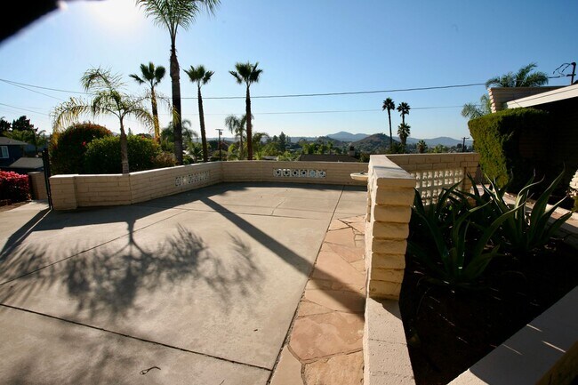 Building Photo - Mid-Century Modern 3Br 2Ba on 1/2ac with View!