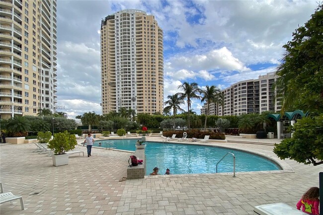 Building Photo - 888 Brickell Key Dr