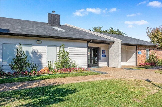 Building Photo - 4600 W Pioneer Dr