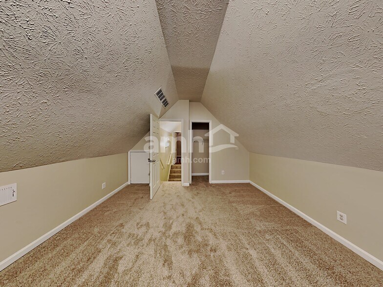 Building Photo - 825 Georgian Hills Dr