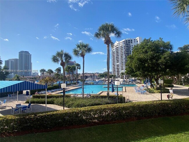 Building Photo - 2500 Parkview Dr