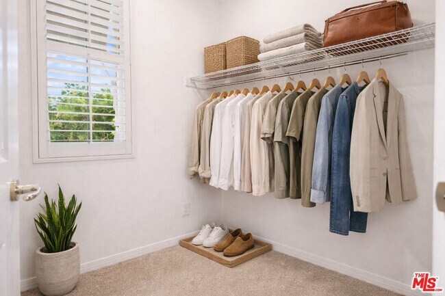 Building Photo - 37 Shoreline Dr