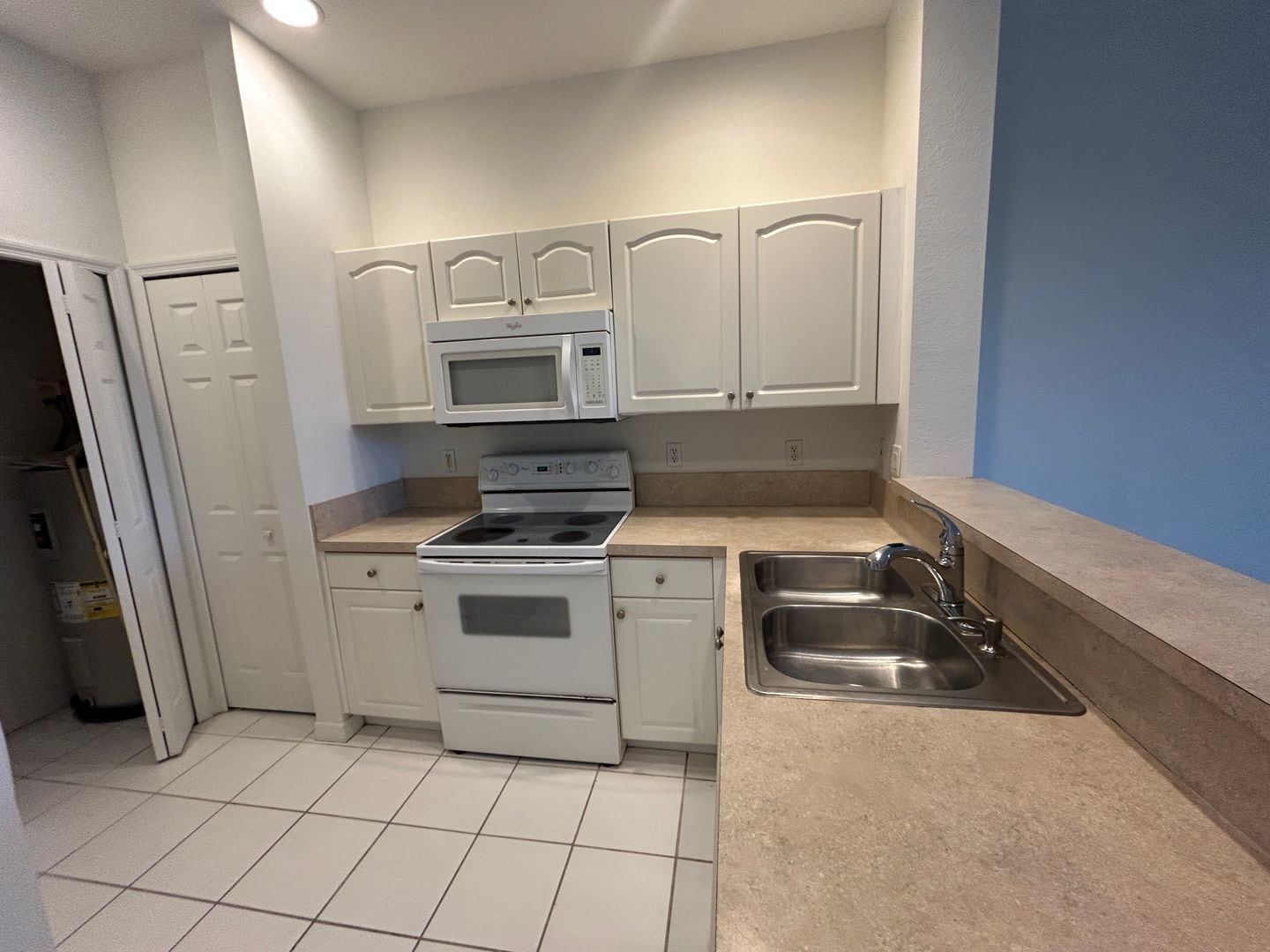 Building Photo - Spacious 3/2  in gated community off Colonial Blvd