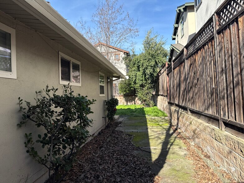 Building Photo - 2875 Euclid Ave